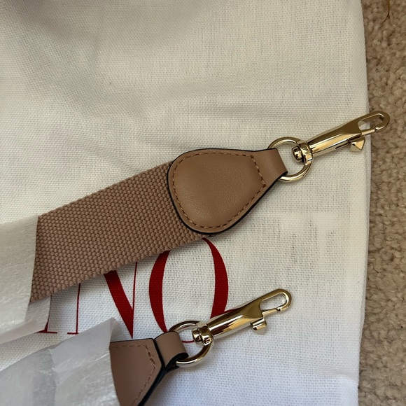 Valentino Garvani Calfskin Loco bucket bag - Picture 9 of 11